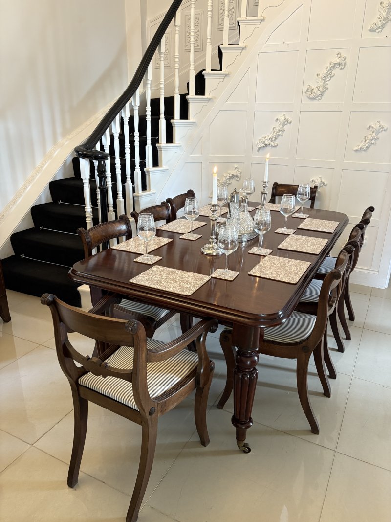 Superb Quality 8 Seater Antique Victorian Figured Mahogany Extending Dining Table - Image 5